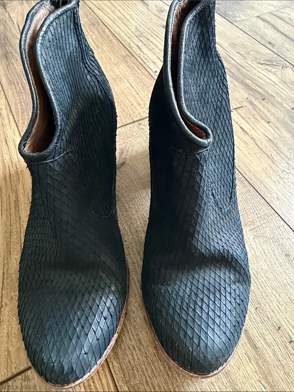 Miz Mooz Nomad Black Textured Leather Ankle Booties wooden heel GUC - Size 6.5